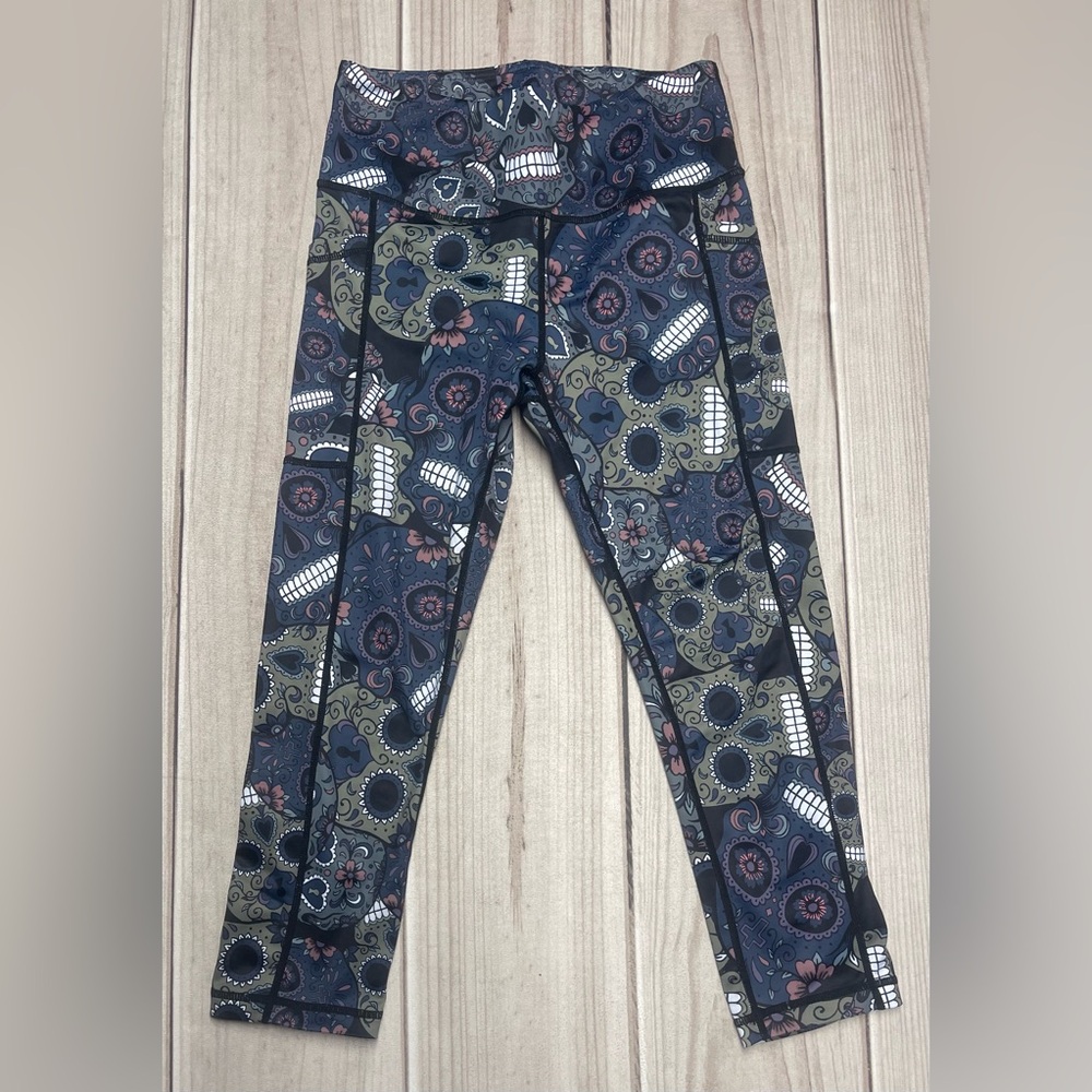 CVG Constantly Varied Gear Size Small Midnight Skulls Print Capri Leggings